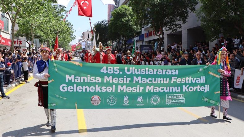 Manisa'da 8 ton mesir macunu halka saçıldı