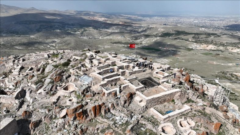 Konya'daki Takkeli Dağ'ın Zirvesindeki Gevele Kalesi Turizme Açılıyor