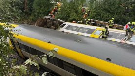 Almanya’da yolcu treni raydan çıktı