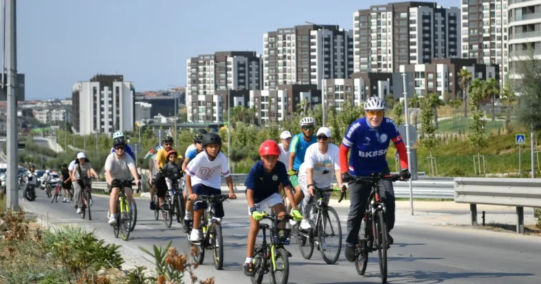 istanbul-beylikduzunde-pedallar-saglikli-yasama-cevrildi-8QHU31AU.webp