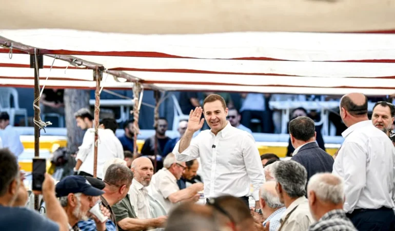 Ahmet Akın Körfez’de sahilleri gezdi, köy hayrına katıldı