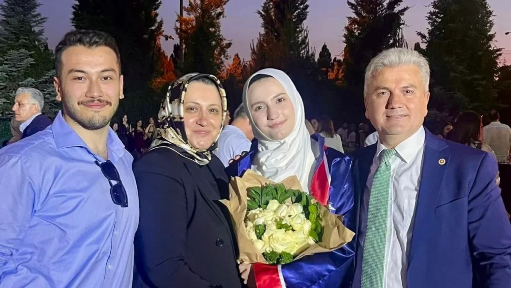 AK Partili Mustafa Canbey'in Kızı Elif Canbey Lise Mezuniyetinde Duygusal Anlar Yaşadı