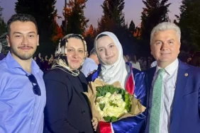 AK Partili Mustafa Canbey'in Kızı Elif Canbey Lise Mezuniyetinde Duygusal Anlar Yaşadı