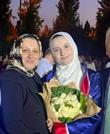 AK Partili Mustafa Canbey'in Kızı Elif Canbey Lise Mezuniyetinde Duygusal Anlar Yaşadı