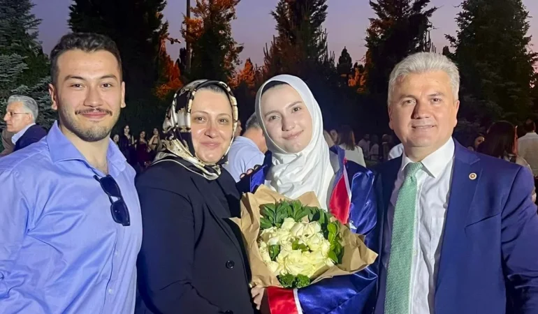 AK Partili Mustafa Canbey’in Kızı Elif Canbey Lise Mezuniyetinde Duygusal Anlar Yaşadı