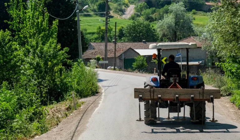 Altıeylül'de Kırsal Yollara 123 Kilometrelik Yatırım