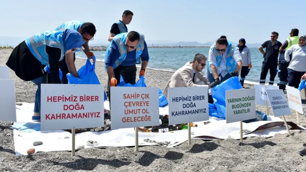 Balıkesir'de Deniz Ekosistemi İçin Kıyı Temizliği Yapıldı