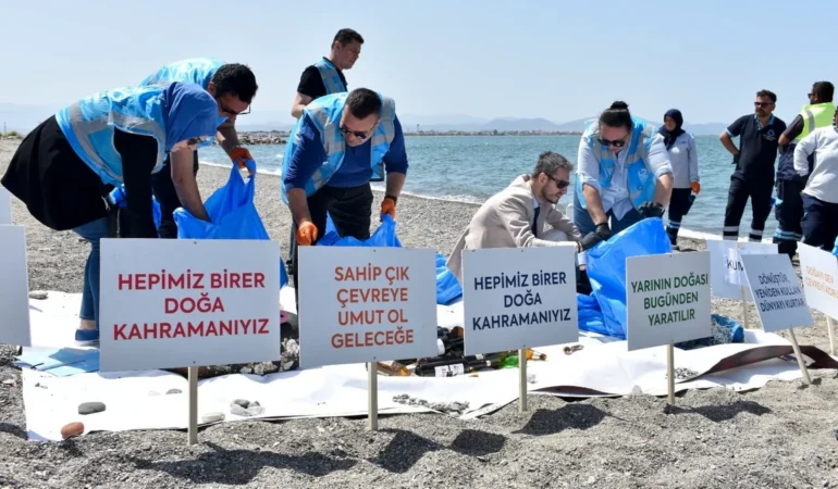 Balıkesir’de Deniz Ekosistemi İçin Kıyı Temizliği Yapıldı