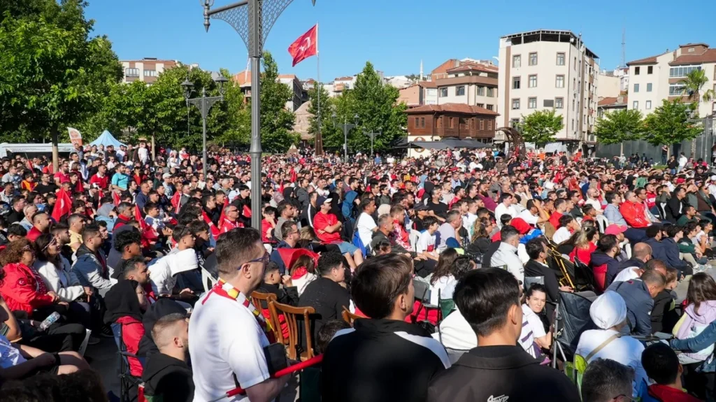 Balıkesir'de Milli Maç Heyecanı: 20 İlçede Dev Ekranlara Taşındı