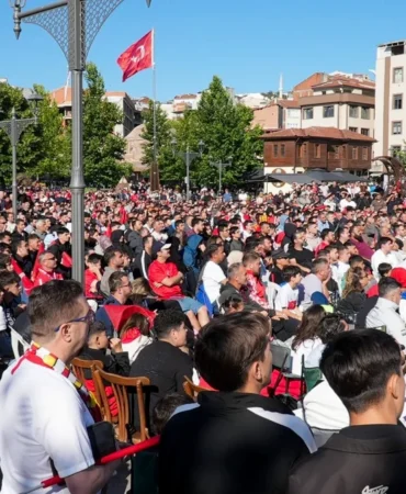 Balıkesir'de Milli Maç Heyecanı: 20 İlçede Dev Ekranlara Taşındı