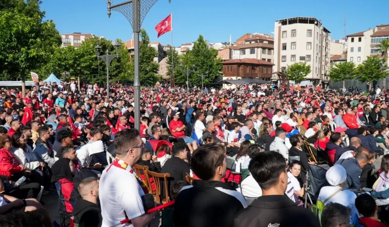 Balıkesir’de Milli Maç Heyecanı: 20 İlçede Dev Ekranlara Taşındı