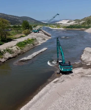 Bigadiç'te Simav Çayı Islah Çalışmaları Devam Ediyor