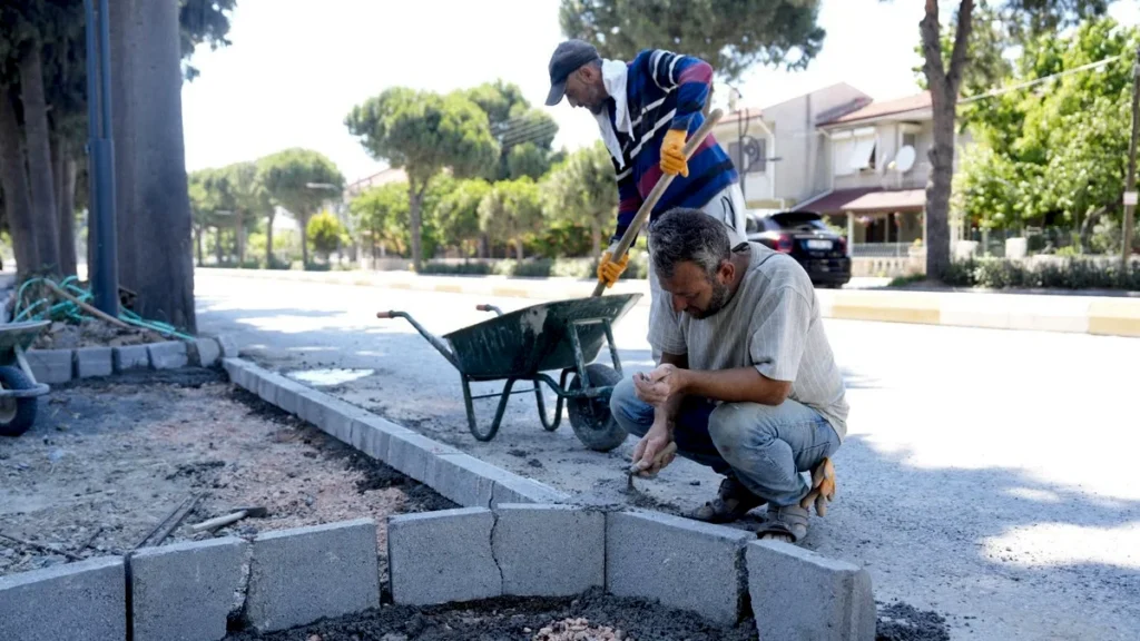 Burhaniye Belediyesi yol ve altyapı çalışmalarını aralıksız sürdürüyor
