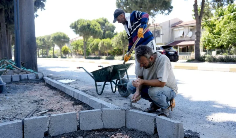 Burhaniye Belediyesi yol ve altyapı çalışmalarını aralıksız sürdürüyor
