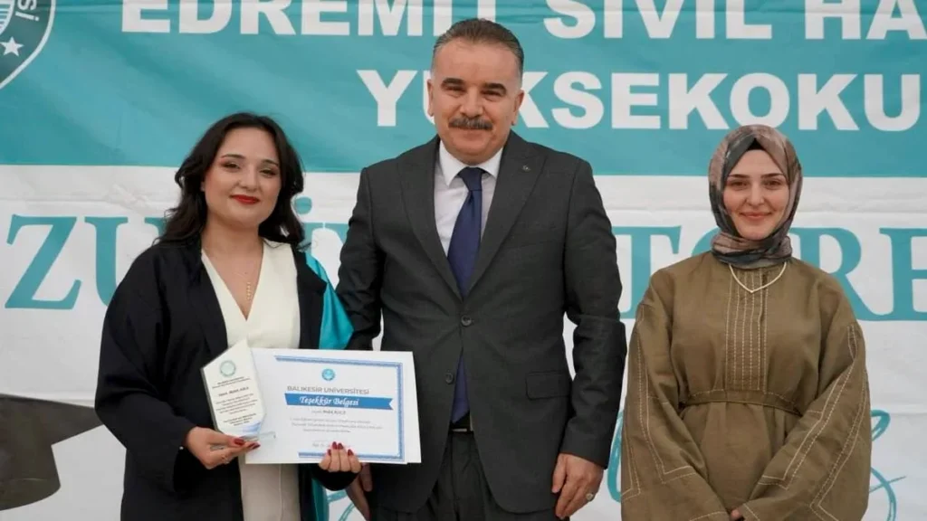 Edremit Sivil Havacılık Yüksekokulu'nda Mezuniyet Coşkusu