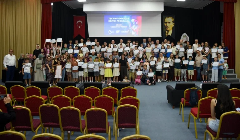 Gönen TECH10 Mezuniyet Heyecanı: 288 Öğrenci Sertifika Aldı