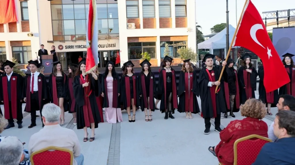 SYAL'da 35. Mezuniyet Töreni: 174 Öğrenci Diploma Aldı