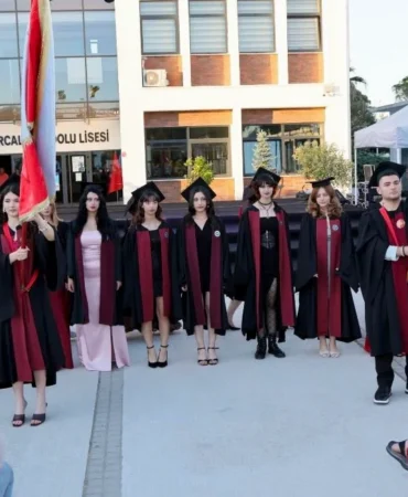 SYAL'da 35. Mezuniyet Töreni: 174 Öğrenci Diploma Aldı