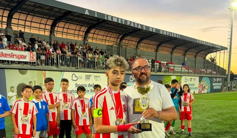 U13 Ligi Şampiyonu Balıkesirspor Oldu