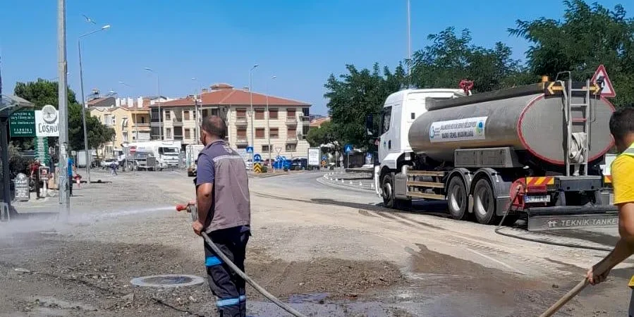 Ayvalık'ta Kanalizasyon Hattı Göçüğü 36 Saatte Giderildi