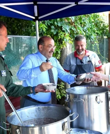 Balıkesir Valisi İsmail Ustaoğlu'ndan Aşure İkramı