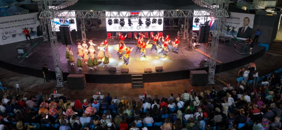 Dünya Halk Dansları Yarışması Balıkesir'de Görsel Şölene Dönüştü