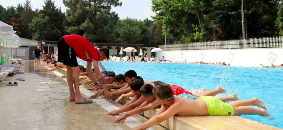 Gönen Belediyesi Ücretsiz Yüzme Kursu Başladı: Çocuklar Tatilde Suyun Keyfini Çıkarıyor