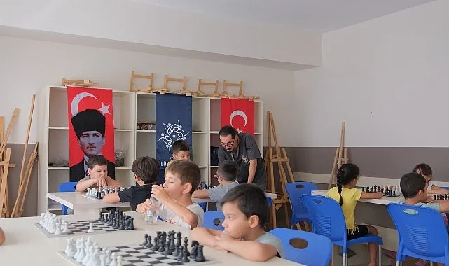 baskan-cercioglu-ile-hamleler-gelecege-aydinda-cocuklar-satrancla-dusunmeyi-ogreniyor-eUQDKGBc.jpg