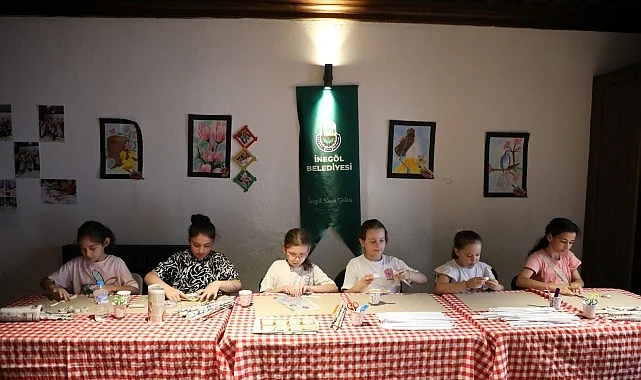 cocuklar-sanat-atolyelerinde-hem-egleniyor-hem-ogreniyor-ft9juCVx.jpg