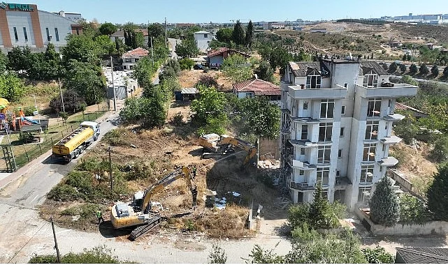 cayirovada-riskli-yapilarin-yikimina-baslandi-SOrjumtb.jpg