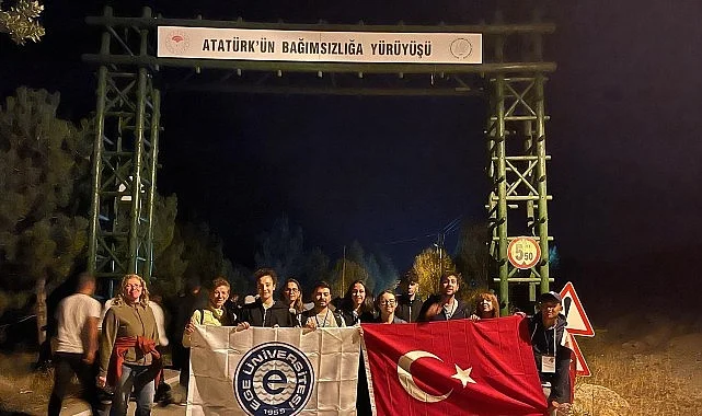 ege-universitesi-ogrencileri-kocatepe-zafer-yuruyusune-katildi-EFYFN6Zn.jpg