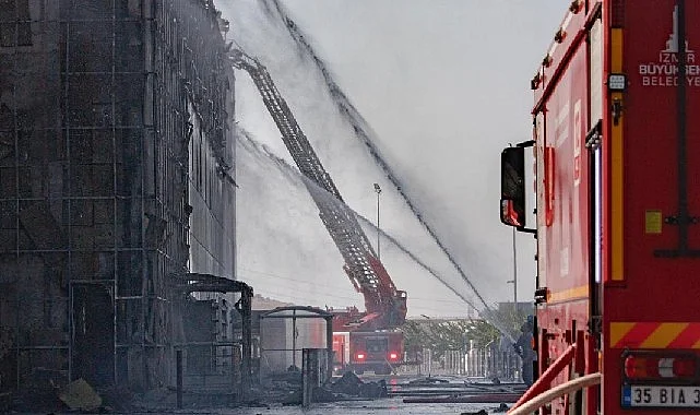 izmir-itfaiyesi-alosbideki-fabrika-yanginini-hizla-sondurdu-NtA8PhCr.jpg