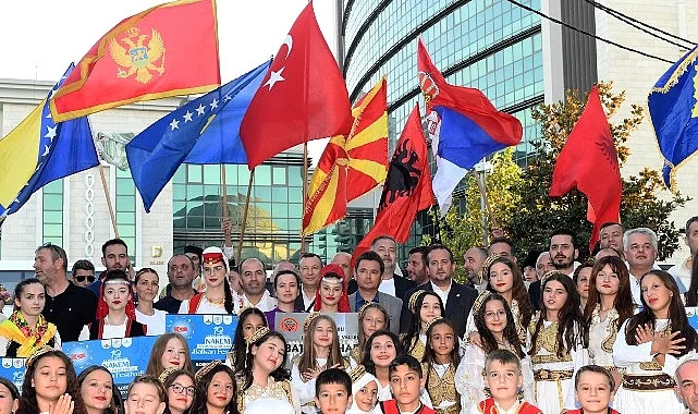 osmangazide-uluslararasi-balkan-festivali-renkli-goruntulerle-start-aldi-Li7JmMQX.jpg