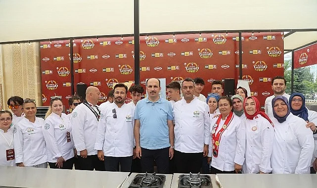 baskan-altay-gastrofeste-katilan-yuz-binlerce-misafire-seflere-ve-esnafa-tesekkur-etti-42BWnT4J.jpg