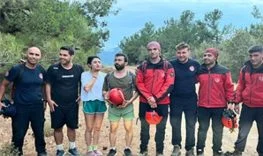 izmir-itfaiyesi-kayaliklarda-mahsur-kalan-uc-genci-kurtardi-smrnCr6h.jpg